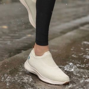 Vessi Women Everyday Move 2.0 slip-on tennisshoes. Sand/water proof! Linen beige